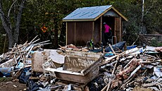 Hurikán Helene zanechal v Crestonu v Severní Karolín� spou��. (5. �íjna 2024)