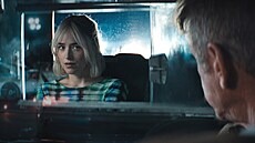 Dakota Johnsonová jako pasa�érka Girlie a Sean Penn jako taxiká� Clark ve filmu...