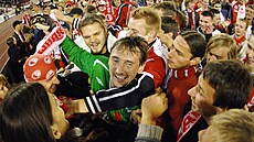 Slávistický branká Martin Vaniak slaví s fanouky postup do Ligy mistr pes...
