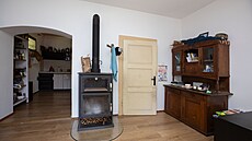 O teplo se starají krbová kamna.