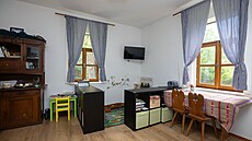 Vybavení je prosté a jednoduché, jak se na starý venkovský d�m slu�í.