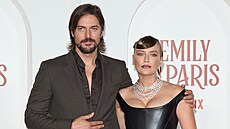 Lucas Bravo a Camille Razatová v ím (10. záí 2024)