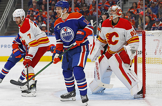 Branku Calgary st�e�í Daniel Vlada�, p�ed ním �íhá Zach Hyman z Edmontonu.