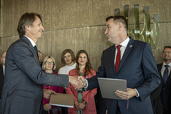 Martin P�ta a Edvard Ko�u�ník p�i podpisu koali�ní smlouvy (16. �íjna 2024)
