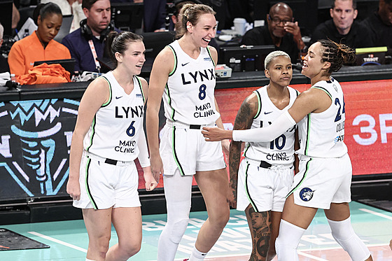 Basketbalistky Minnesota Lynx slaví ve finále WNBA s New York Liberty.