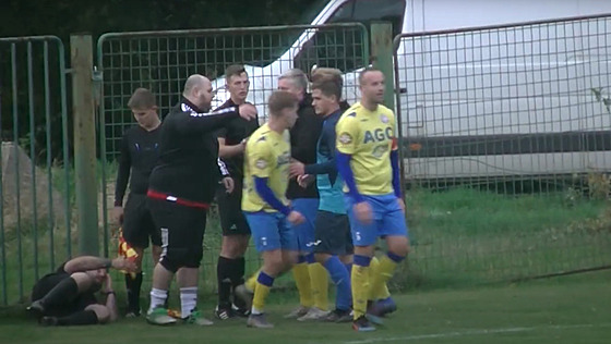 Poty�ka mezi sudími a hrá�i v utkání mezi Údlicemi a Duchcovem v 1.B t�íd�.