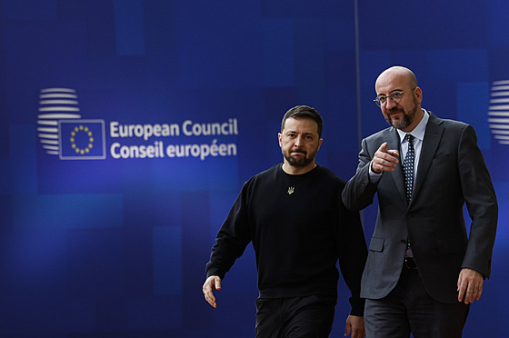 Volodymyr Zelenskyj a Charles Michel p�i p�íchodu na summit Evropské rady (17....