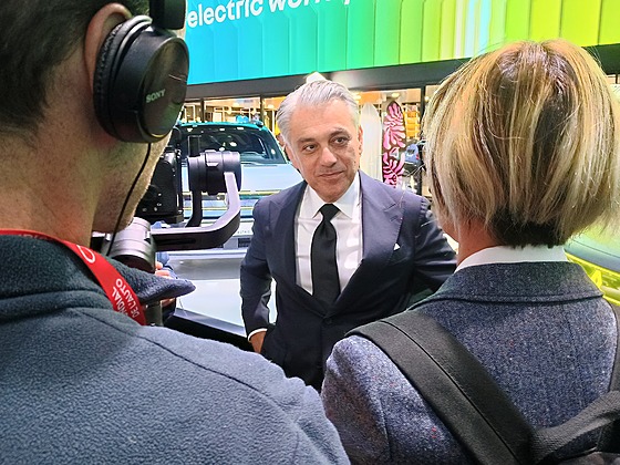 éf Renaultu Luca de Meo na autosalonu v Paíi
