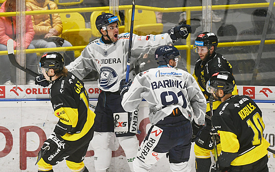 Vítkovití hokejisté slaví gól v Litvínov.