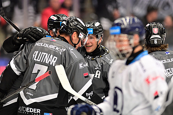 Karlovar�tí hokejisté se radují z gólu v derby proti Plzni.