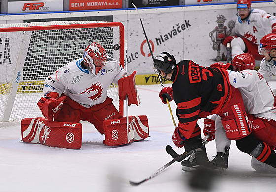 Olomoucký úto�ník Jakub Orsava nádhernou st�elou bekhendem p�ekonává t�ineckého...