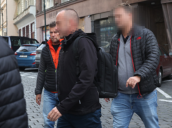 Policie podnikla razii v praském dopravním podniku. Mezi zadrenými je i...