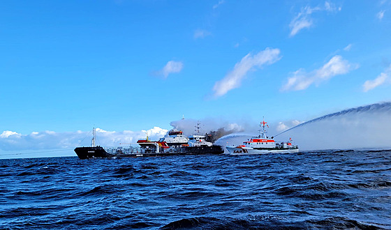 V Baltském mo�i nedaleko n�meckých b�eh� ho�í ropný tanker. Hustý �erný dým je...