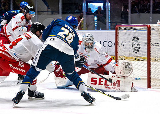 Olomoucký Matj Machovský zasahuje betonem proti stele kladenského Jaromíra...