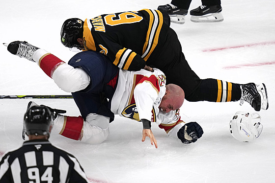 Brad Marchand strhává k ledu Natea Schmidta.