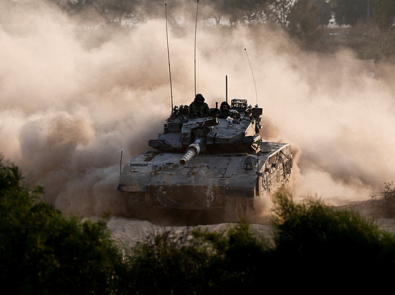Izraelský tank u hranice Izraele s palestinským Pásmem Gazy (15. �íjna 2024)