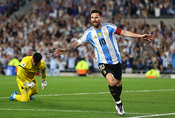 Kapitán Argentiny Lionel Messi se raduje ze své branky proti Bolívii v utkání...