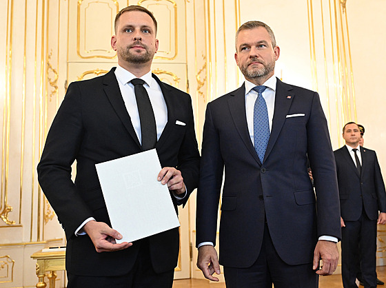 Slovenský prezident Peter Pellegrini (vpravo) jmenoval nového ministra...