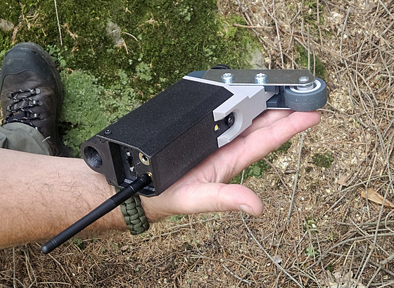 Díky sond lesníci odhalí takzvané závrty a dutinky, které krovec na povrchu...