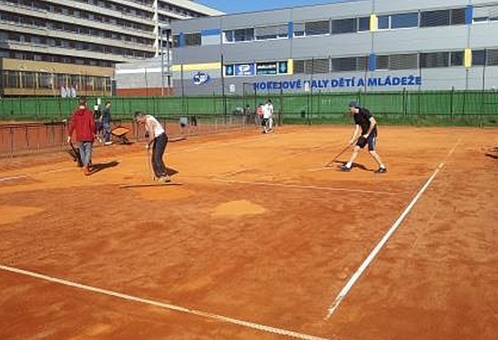 Tenisové kurty Tesly Brno u ulic St�ední, Rybní�ek a Sta�kova mají podle plán�...