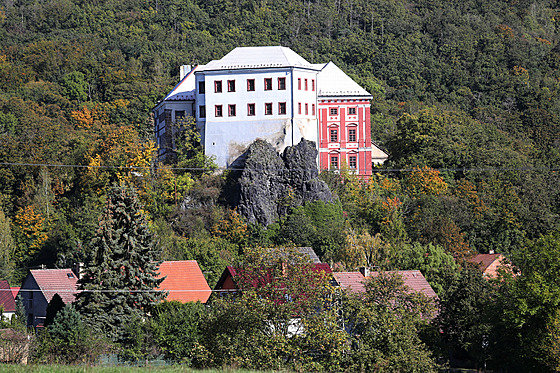 Zámek Mile�ov stojí na míst� hradu ze 14. století, p�estav�ného na renesan�ní a...