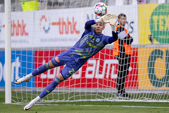 Branká� Olomouce Tadeá� Stoppen vyrá�í mí� v utkání s Hradcem Králové.