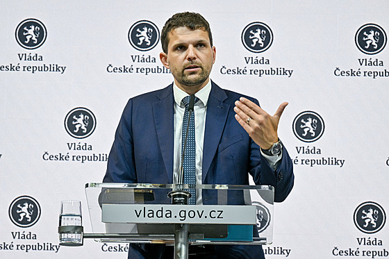 Ministr �ivotního prost�edí Petr Hladík na tiskové konferenci po sch�zi vlády...
