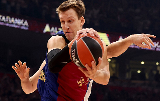 Jan Veselý (v pop�edí) z Barcelony brán�ný Rokasem Giedraitisem z Crvene Zvezdy...