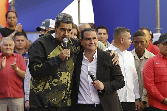 Venezuelský prezident Nicolás Maduro a Alex Saab stojí v objetí bhem akce u...