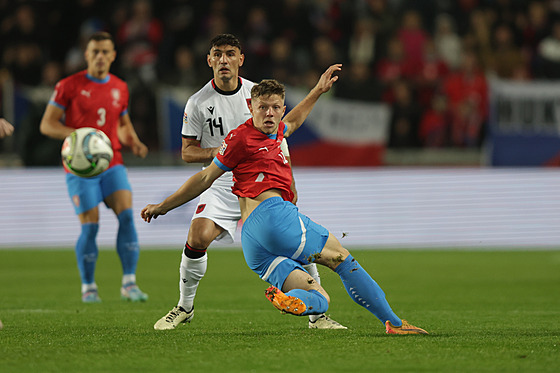 �eský zálo�ník Luká� �erv v pádu pozoruje mí� a za ním situaci monitoruje Qazim...