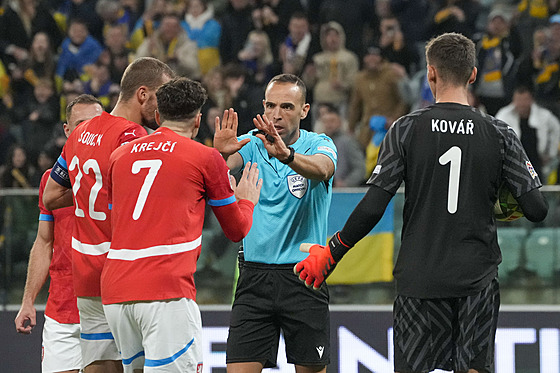 �e�tí fotbalisté diskutují s hlavním rozhod�ím poté, co odpískal penaltu ve...