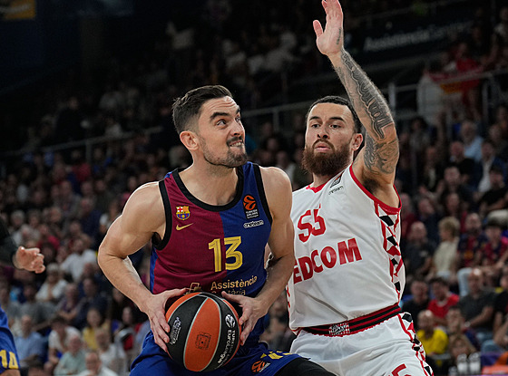 Tomá� Satoranský (vlevo) z FC Barcelona se tla�í kolem Mika Jamese z AS Monaco.