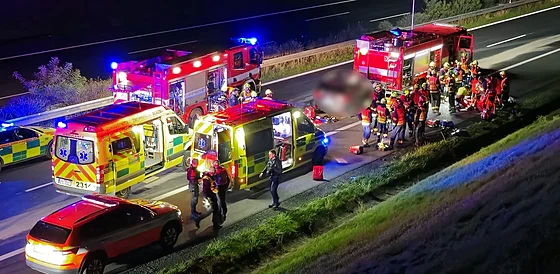 Do hasiské cisterny narazilo na dálnici D5 u lovic osobní auto. idi zemel...