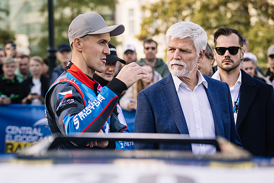 Prezident Petr Pavel a rallye závodník Filip Mare v rozhovoru ped zahájením...