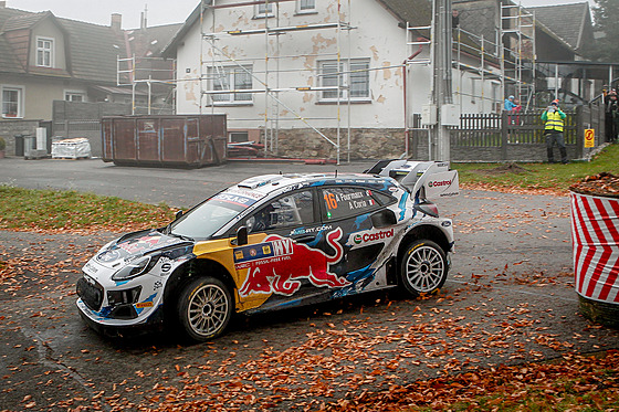 Francouzský pilot Adrien Fourmaux na trati Stedoevropské rallye WRC za...