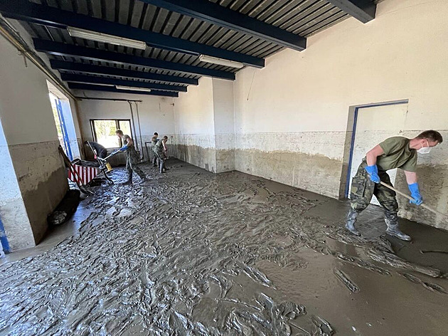 Osmnáct voják z Hranic jen s gumovými rukavicemi, lopatami, snhovými hrably a...