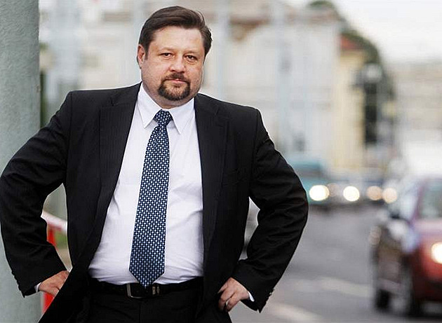 Uprchlý exposlanec Wolf je zpět v Česku a putuje do vazby. Skrýval se v Paraguayi