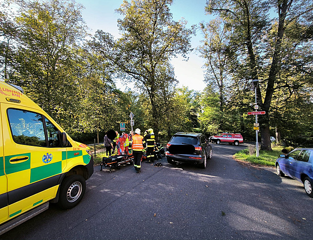 Řidič SUV srazil u školy dívku. S těžkým zraněním zůstala zaklíněná pod autem
