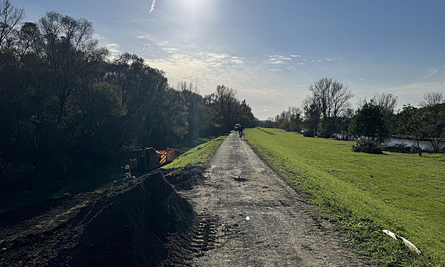 Místo tragické nehody nakladae pod cyklostezkou na hrázi eky Odry v Ostrav....
