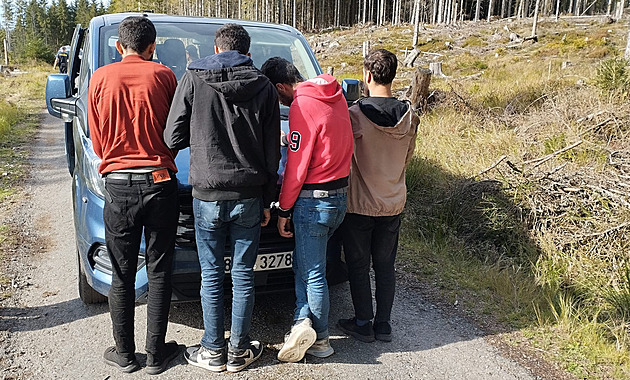 Policisté na míst zadreli ti syrské uprchlíky a pákistánského idie....