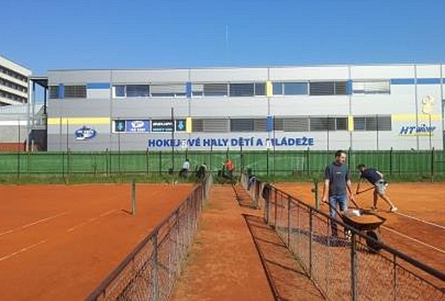 Tenisové kurty Tesly Brno u ulic Stední, Rybníek a Stakova mají podle plán...