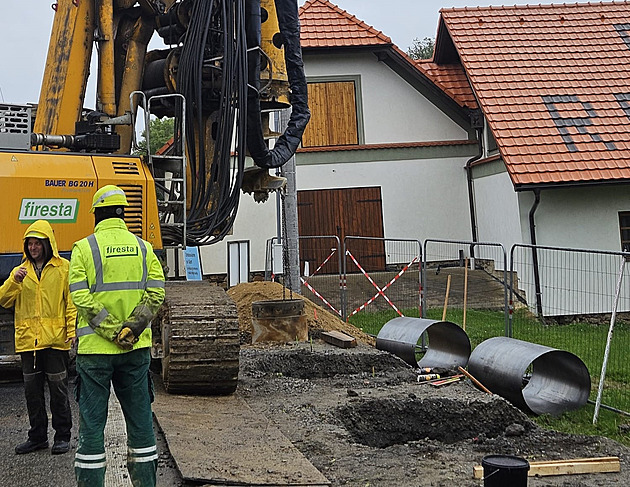 Na stavb� protihlukové st�ny u Kv�tnova se do akce zapojila vrtná souprava. S...