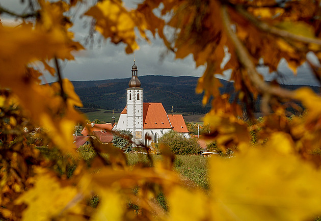 Poutní kostel Nanebevzetí Panny Marie v Kájov na Krumlovsku a pilehlý...