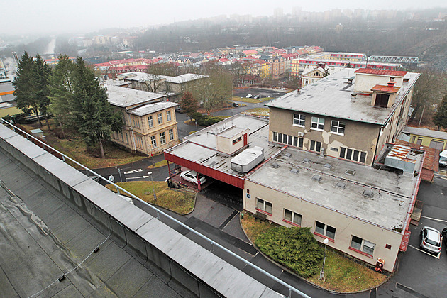 Pavilon G (vpravo v popedí) a dnes u zbouraný pavilon K (vlevo vedle) v...