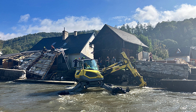 Odstra�ování �kod po povodních v v Bohdíkov� na �umpersku.