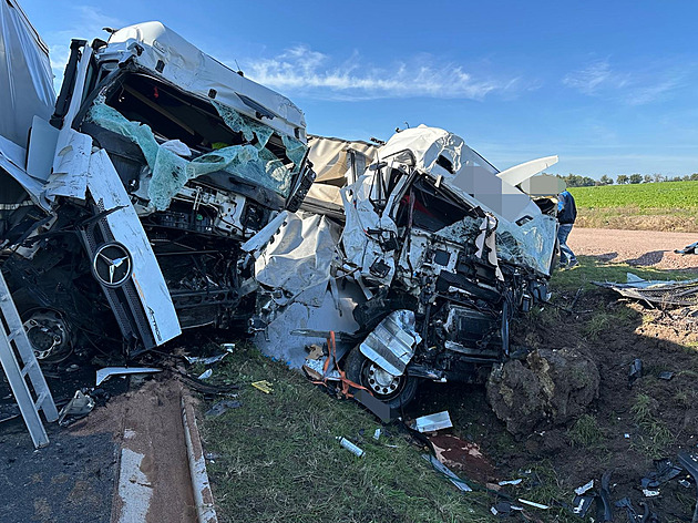 Nehoda kamion a osobního auta na obchvatu Jarome (16. íjna 2024)