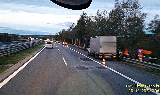 Patnáct aut havarovalo na dálnici D5 u Ka�ezu. Najela na pneumatiku, která...
