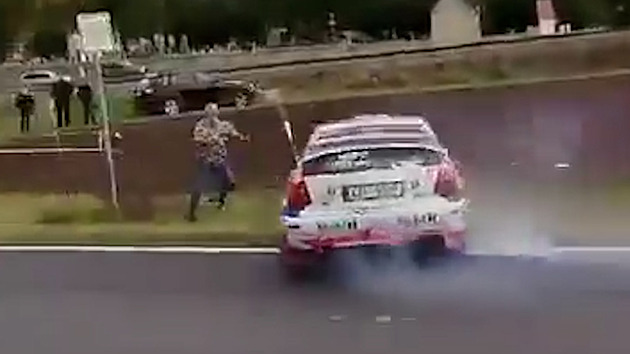 Vážné zranění při rallye. Diváka zasáhla trubka, do níž narazilo auto