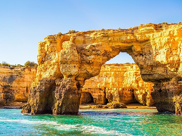 Algarve je vyhlášené pobřežím s typickými zlatými útesy a skalisky...