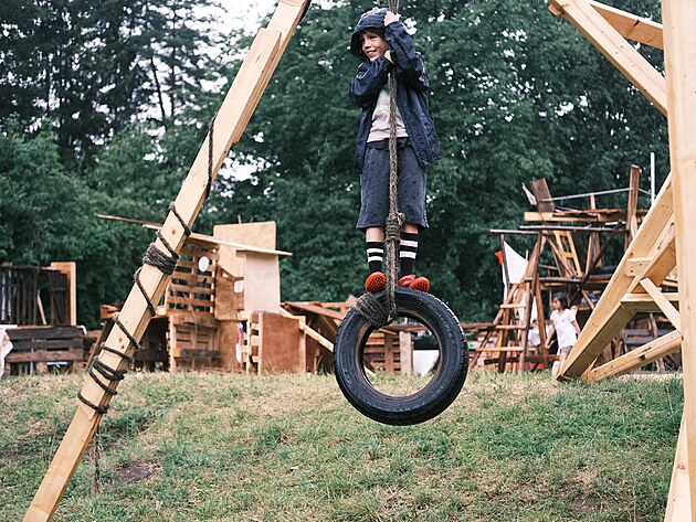 Na h�i�t�ch vznikaj� bunkry, prol�za�ky a dal�� atrakce. A to nejen d�ky...